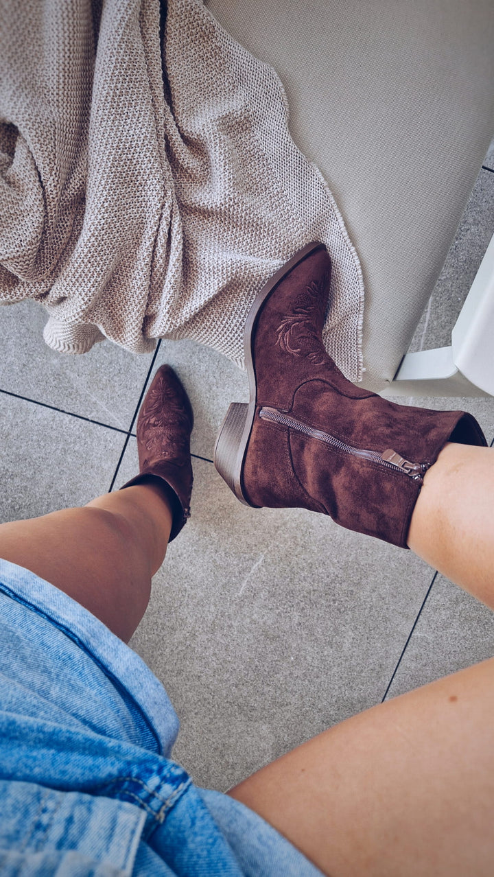 Grażusia / Czekoladowe kowbojskie buty